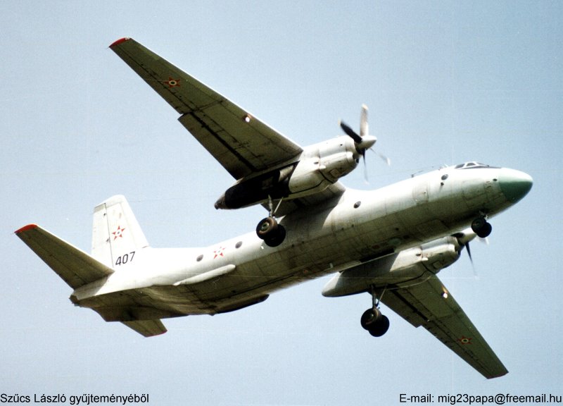 Kép a Antonov An-26 típusú, 407 oldalszámú gépről.