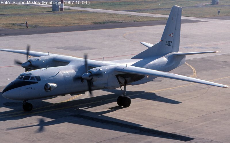 Kép a Antonov An-26 típusú, 407 oldalszámú gépről.