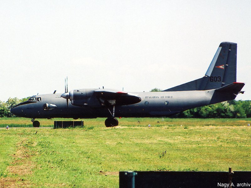 Kép a Antonov An-26 típusú, 603 oldalszámú gépről.