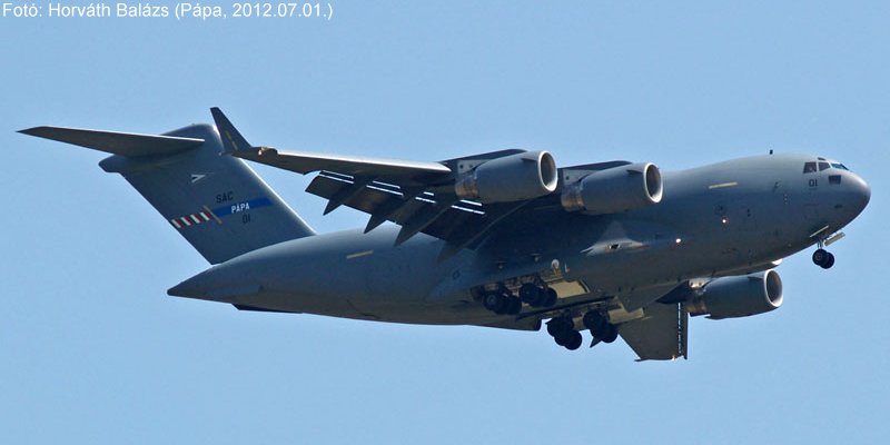 Kép a Boeing C-17 Globemaster III típusú, 080001 oldalszámú gépről.