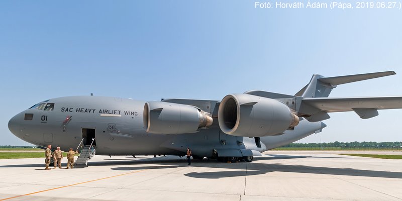 Kép a Boeing C-17 Globemaster III típusú, 080001 oldalszámú gépről.