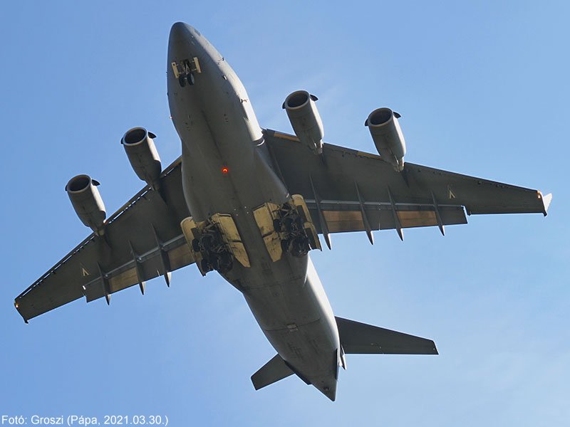 Kép a Boeing C-17 Globemaster III típusú, 080001 oldalszámú gépről.