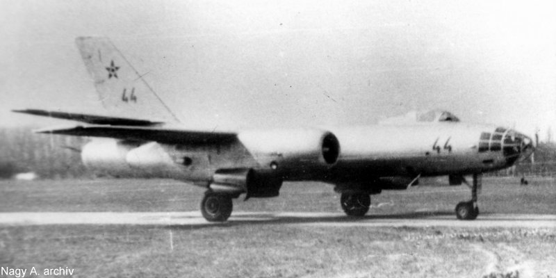 Kép a Iljusin Il-28 típusú, 44 oldalszámú gépről.