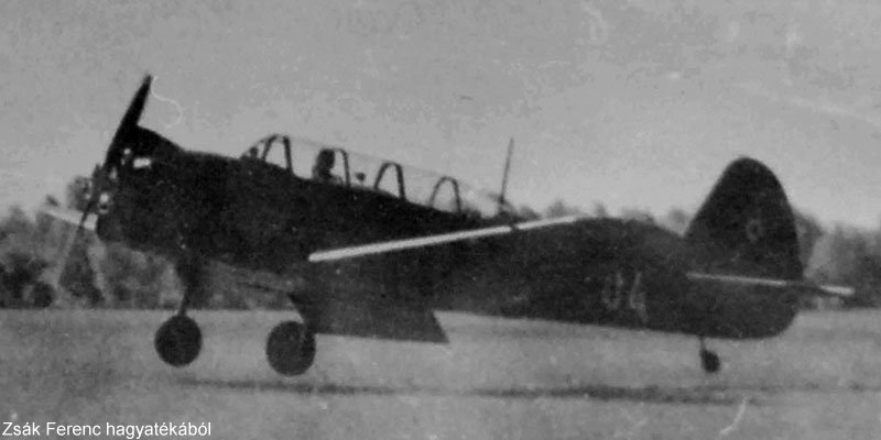 Kép a Jakovlev Jak-18 típusú, fehér 04 oldalszámú gépről.