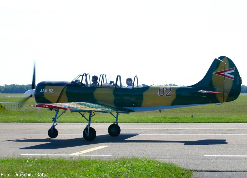 Kép a Jakovlev Jak-52 típusú, 02 oldalszámú gépről.