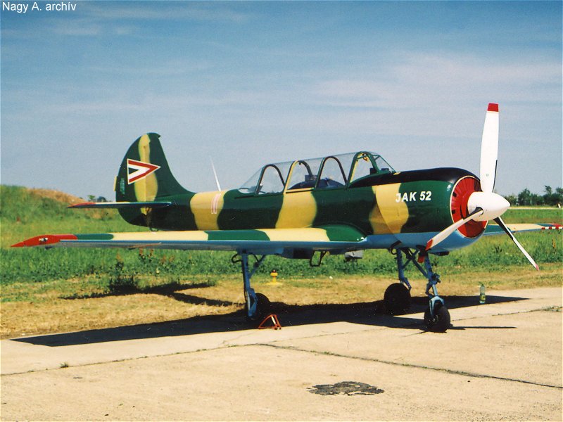 Kép a Jakovlev Jak-52 típusú, 11 oldalszámú gépről.