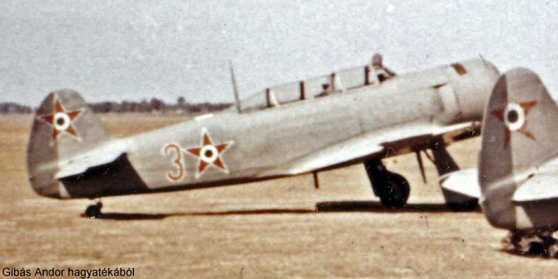 Kép a Let C-11 Ölyv típusú, piros 3 oldalszámú gépről.