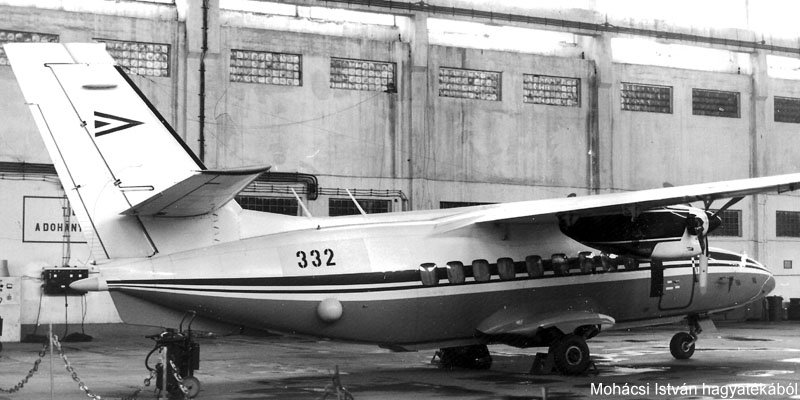 Kép a Let L-410 típusú, 332 oldalszámú gépről.