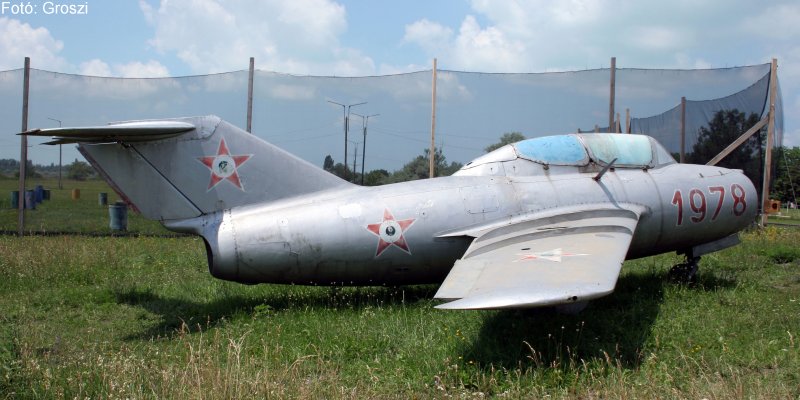 Kép a Mikojan-Gurjevics MiG-15 típusú, 033 oldalszámú gépről.