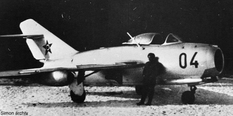 Kép a Mikojan-Gurjevics MiG-15 típusú, 04 (2) oldalszámú gépről.