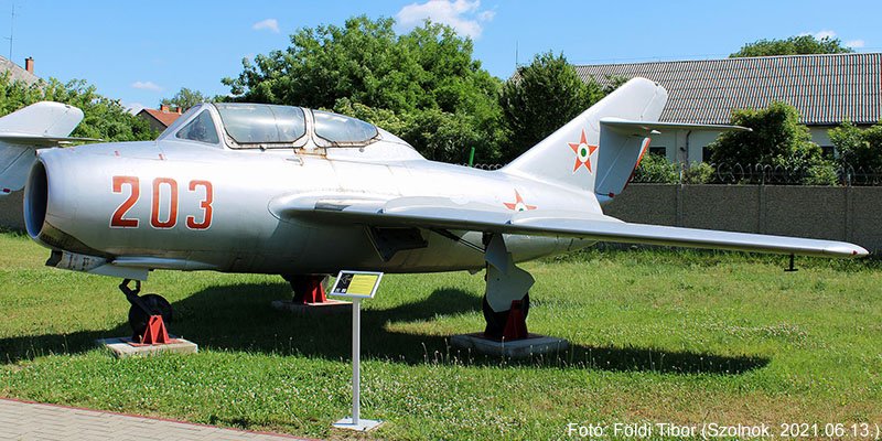 Kép a Mikojan-Gurjevics MiG-15 típusú, 203 (2) oldalszámú gépről.