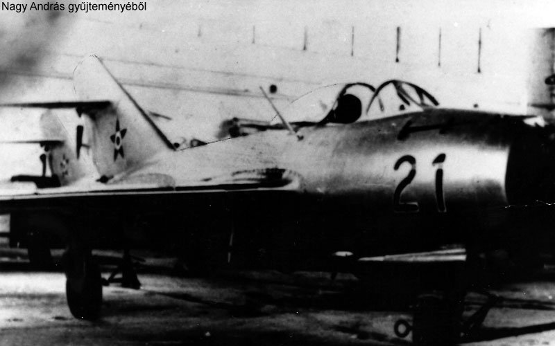 Kép a Mikojan-Gurjevics MiG-15 típusú, 21 oldalszámú gépről.