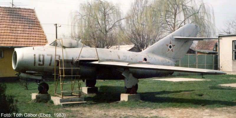 Kép a Mikojan-Gurjevics MiG-15 típusú, 666 oldalszámú gépről.