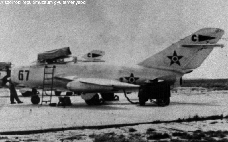 Kép a Mikojan-Gurjevics MiG-15 típusú, 67 oldalszámú gépről.