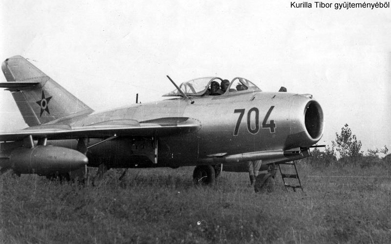 Kép a Mikojan-Gurjevics MiG-15 típusú, 704 oldalszámú gépről.