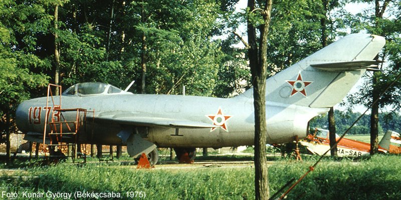 Kép a Mikojan-Gurjevics MiG-15 típusú, 807 (2) oldalszámú gépről.