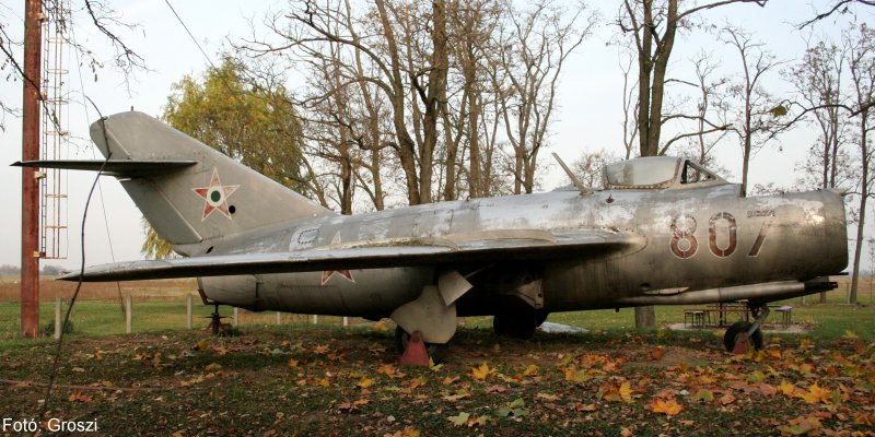 Kép a Mikojan-Gurjevics MiG-15 típusú, 807 (2) oldalszámú gépről.
