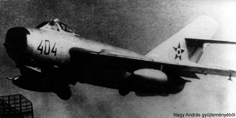 Kép a Mikojan-Gurjevics MiG-17 típusú, 404 oldalszámú gépről.