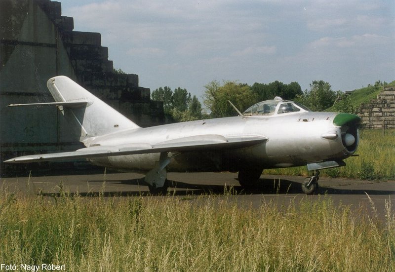 Kép a Mikojan-Gurjevics MiG-17 típusú, 838 oldalszámú gépről.