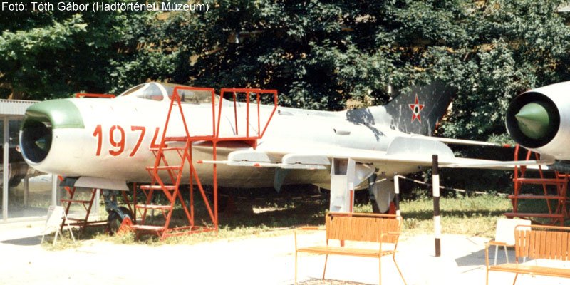 Kép a Mikojan-Gurjevics MiG-19 típusú, 27 oldalszámú gépről.