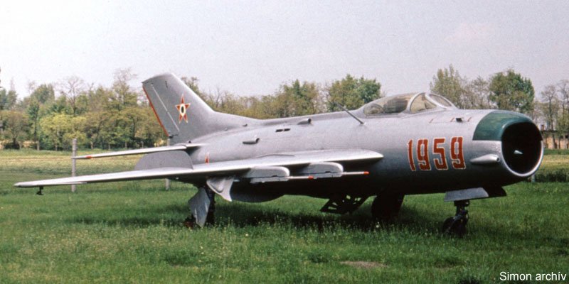 Kép a Mikojan-Gurjevics MiG-19 típusú, 28 oldalszámú gépről.
