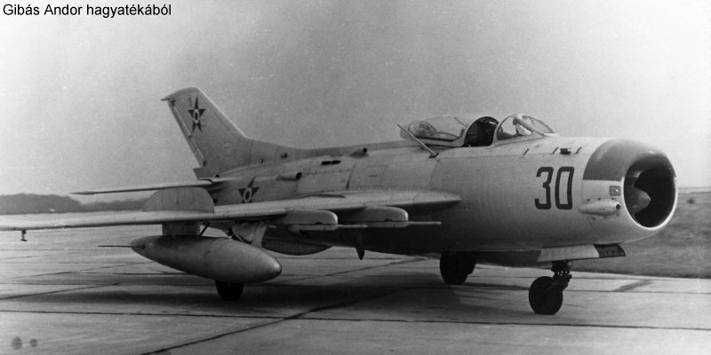 Kép a Mikojan-Gurjevics MiG-19 típusú, 30 oldalszámú gépről.