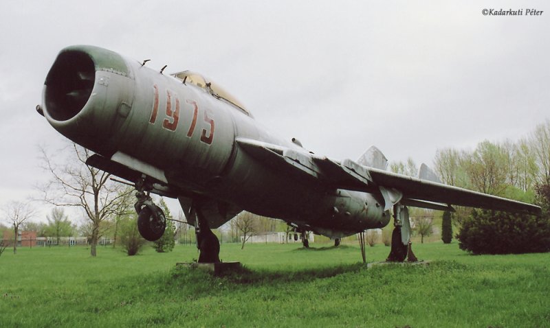 Kép a Mikojan-Gurjevics MiG-19 típusú, 30 oldalszámú gépről.
