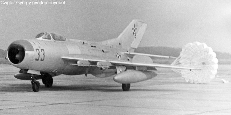 Kép a Mikojan-Gurjevics MiG-19 típusú, 33 oldalszámú gépről.