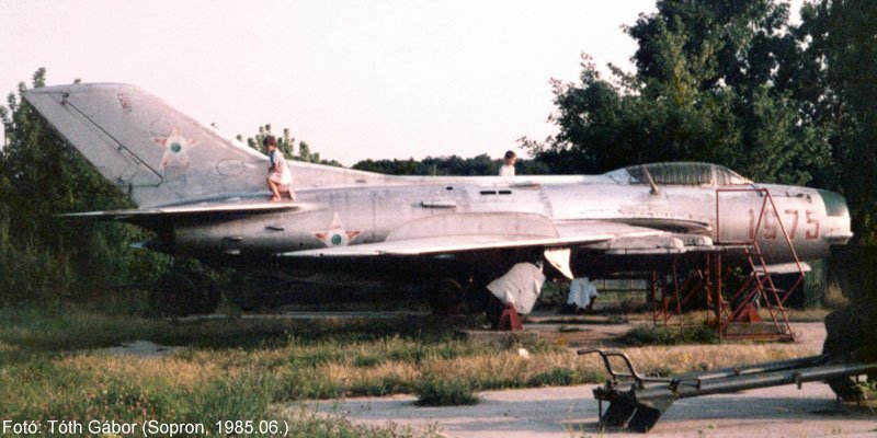Kép a Mikojan-Gurjevics MiG-19 típusú, 33 oldalszámú gépről.