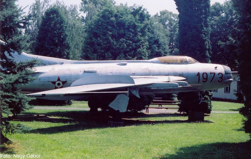 Kép a Mikojan-Gurjevics MiG-19 típusú, 34 oldalszámú gépről.