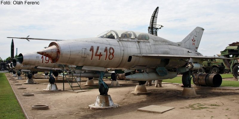 Kép a Mikojan-Gurjevics MiG-21 típusú, 1418 oldalszámú gépről.