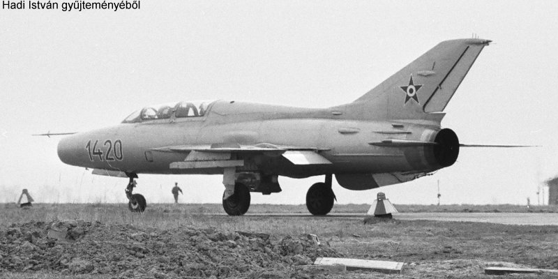 Kép a Mikojan-Gurjevics MiG-21 típusú, 1420 oldalszámú gépről.