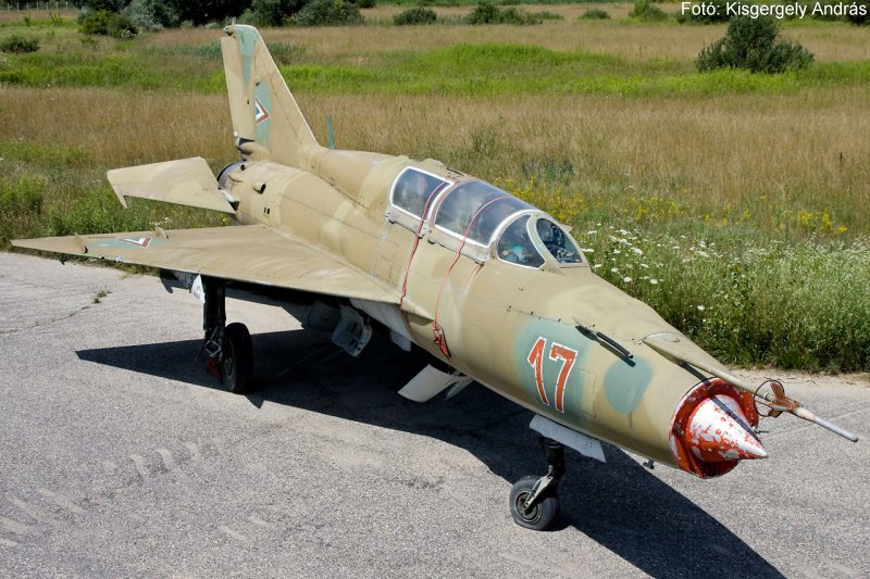 Kép a Mikojan-Gurjevics MiG-21 típusú, 17 oldalszámú gépről.