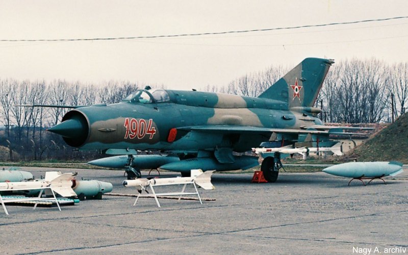 Kép a Mikojan-Gurjevics MiG-21 típusú, 1904 oldalszámú gépről.