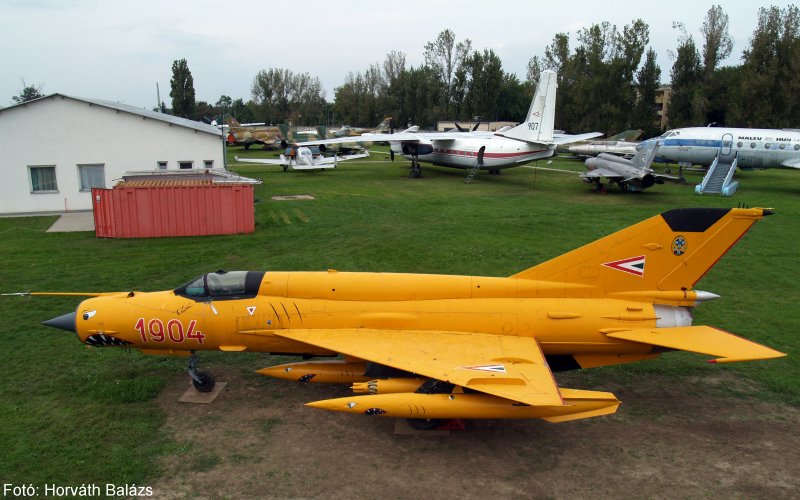 Kép a Mikojan-Gurjevics MiG-21 típusú, 1904 oldalszámú gépről.