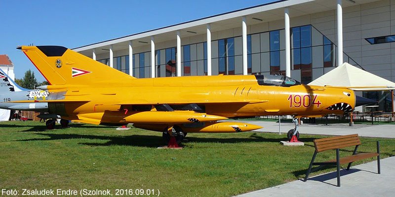 Kép a Mikojan-Gurjevics MiG-21 típusú, 1904 oldalszámú gépről.