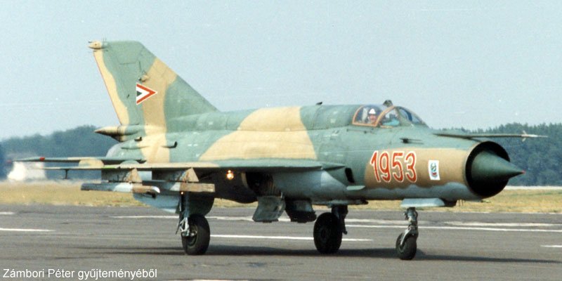 Kép a Mikojan-Gurjevics MiG-21 típusú, 1953 oldalszámú gépről.