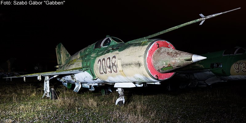 Kép a Mikojan-Gurjevics MiG-21 típusú, 2098 oldalszámú gépről.