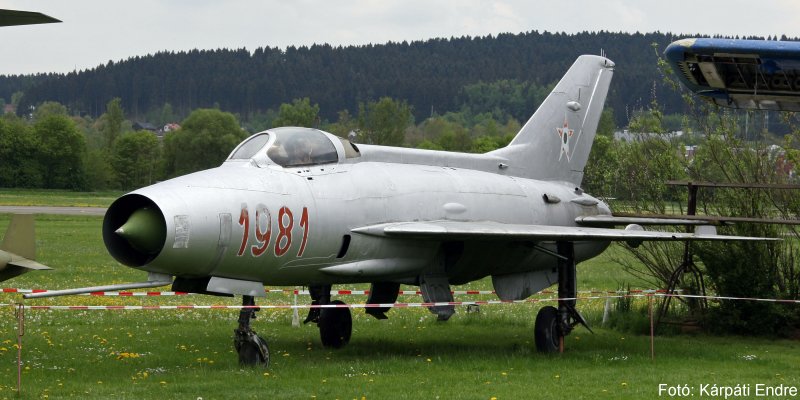 Kép a Mikojan-Gurjevics MiG-21 típusú, 225 oldalszámú gépről.