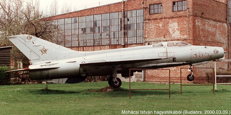Kép a Mikojan-Gurjevics MiG-21 típusú, 305 oldalszámú gépről.