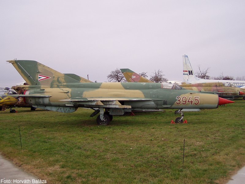 Kép a Mikojan-Gurjevics MiG-21 típusú, 3945 oldalszámú gépről.