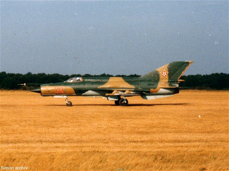 Kép a Mikojan-Gurjevics MiG-21 típusú, 42 oldalszámú gépről.