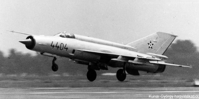 Kép a Mikojan-Gurjevics MiG-21 típusú, 4404 oldalszámú gépről.