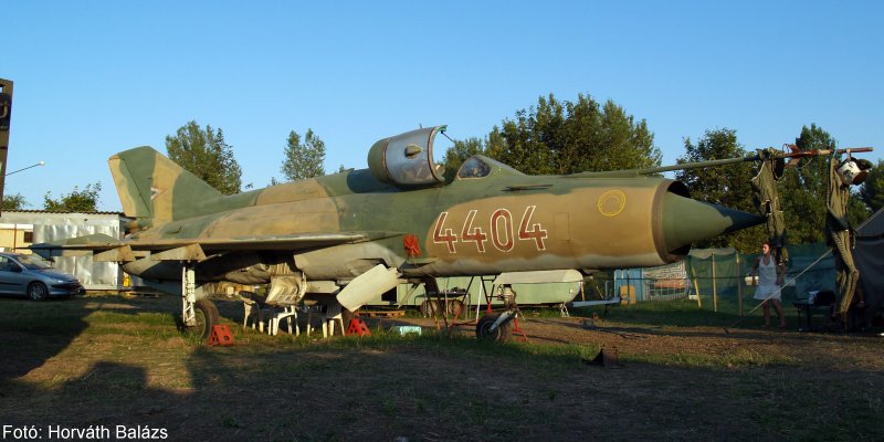 Kép a Mikojan-Gurjevics MiG-21 típusú, 4404 oldalszámú gépről.