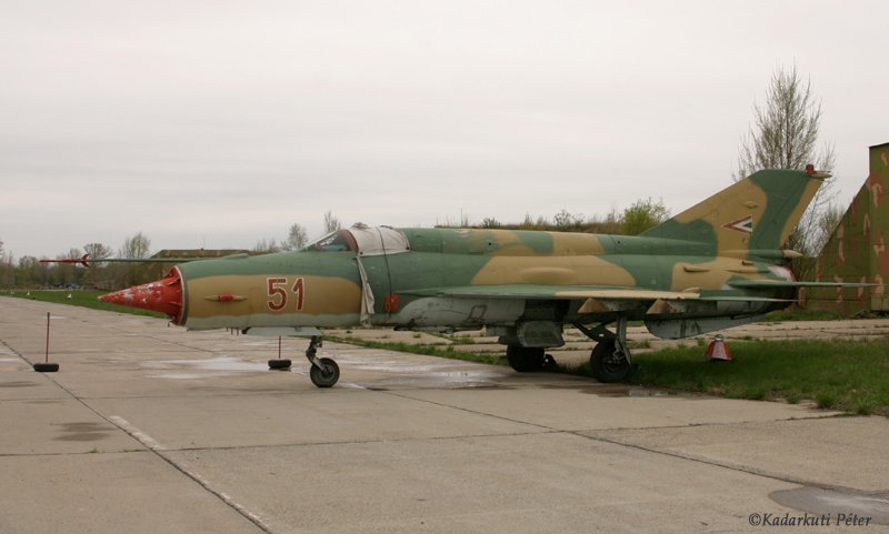 Kép a Mikojan-Gurjevics MiG-21 típusú, 51 oldalszámú gépről.
