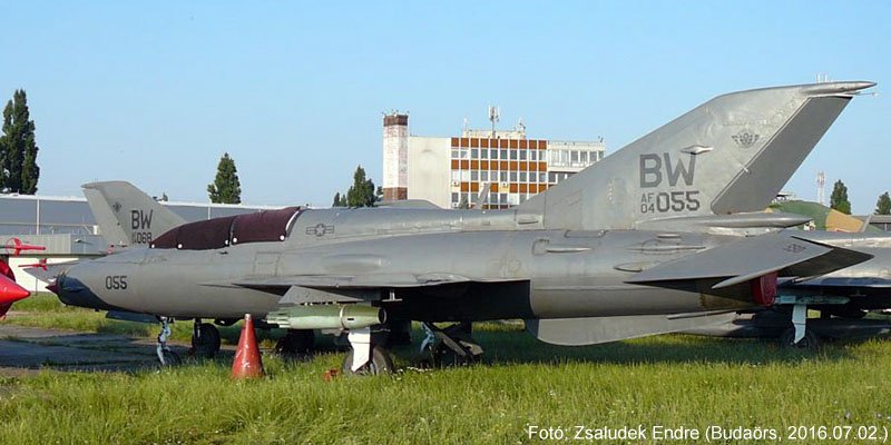 Kép a Mikojan-Gurjevics MiG-21 típusú, 55 oldalszámú gépről.