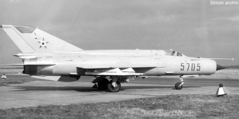 Kép a Mikojan-Gurjevics MiG-21 típusú, 5705 oldalszámú gépről.