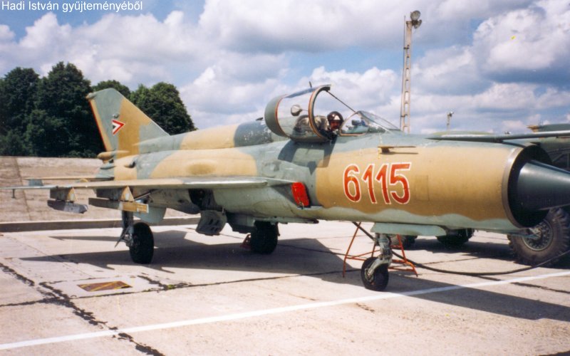 Kép a Mikojan-Gurjevics MiG-21 típusú, 6115 oldalszámú gépről.