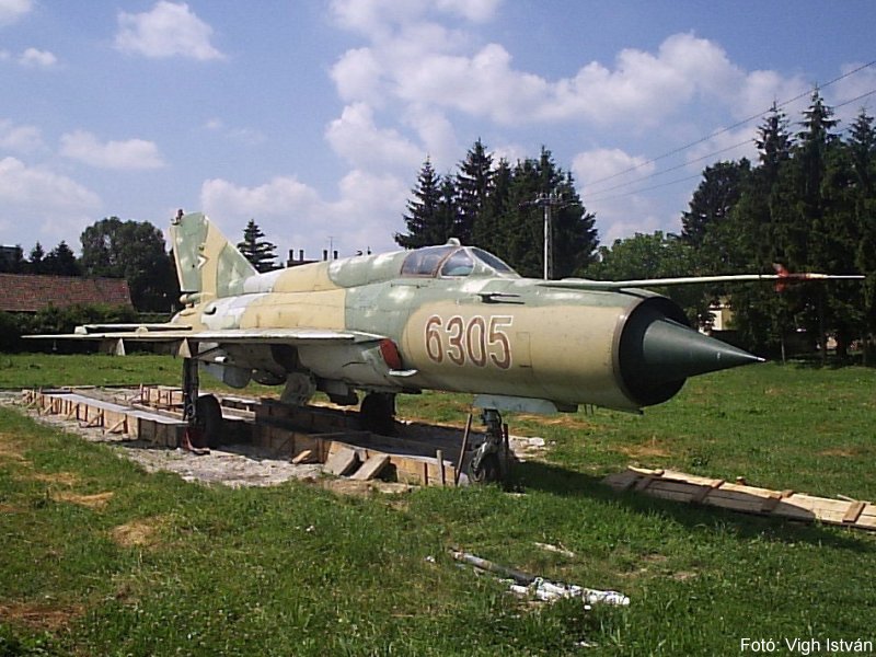 Kép a Mikojan-Gurjevics MiG-21 típusú, 6305 oldalszámú gépről.