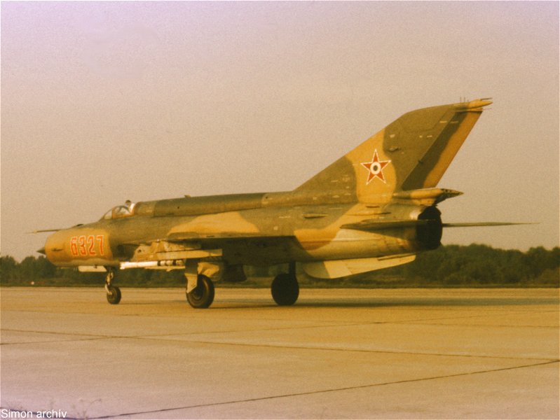 Kép a Mikojan-Gurjevics MiG-21 típusú, 6327 oldalszámú gépről.